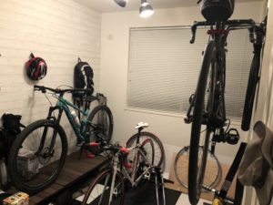 ロードバイク_マウンテンバイクを3台保管した部屋